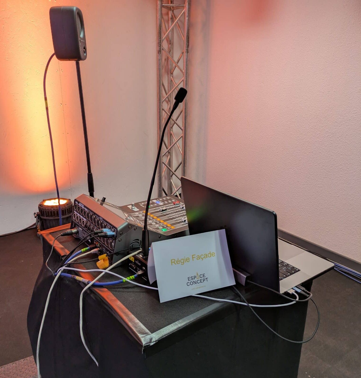 Découvrez les intercoms solidcom Hollyland chez espace concept C1 PRO MI1 PRO H1