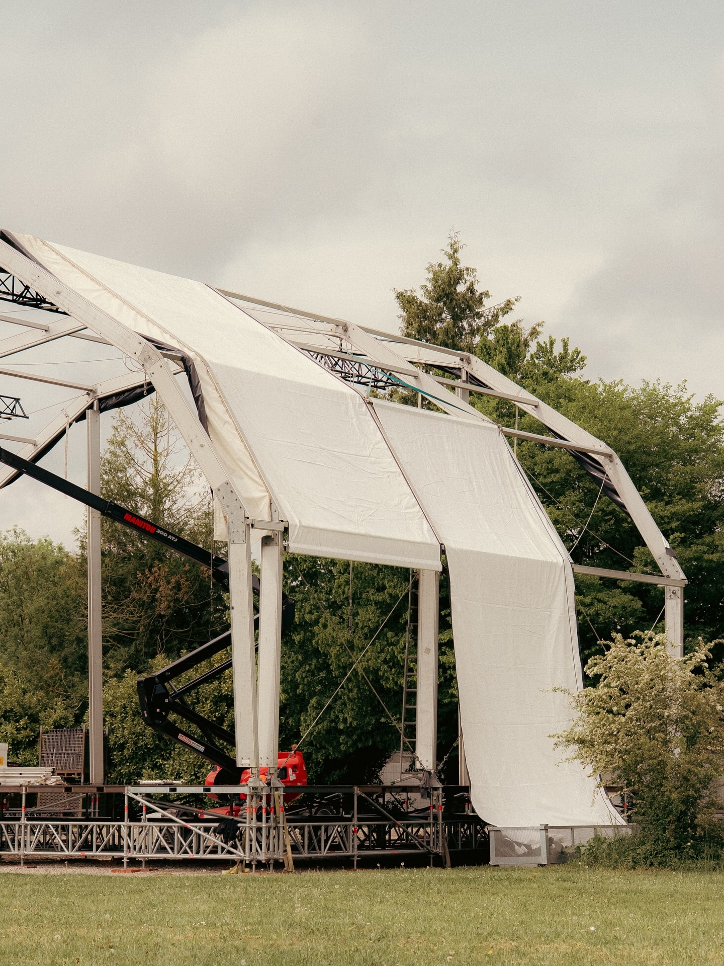 montage scene couverte festival les moissons rock